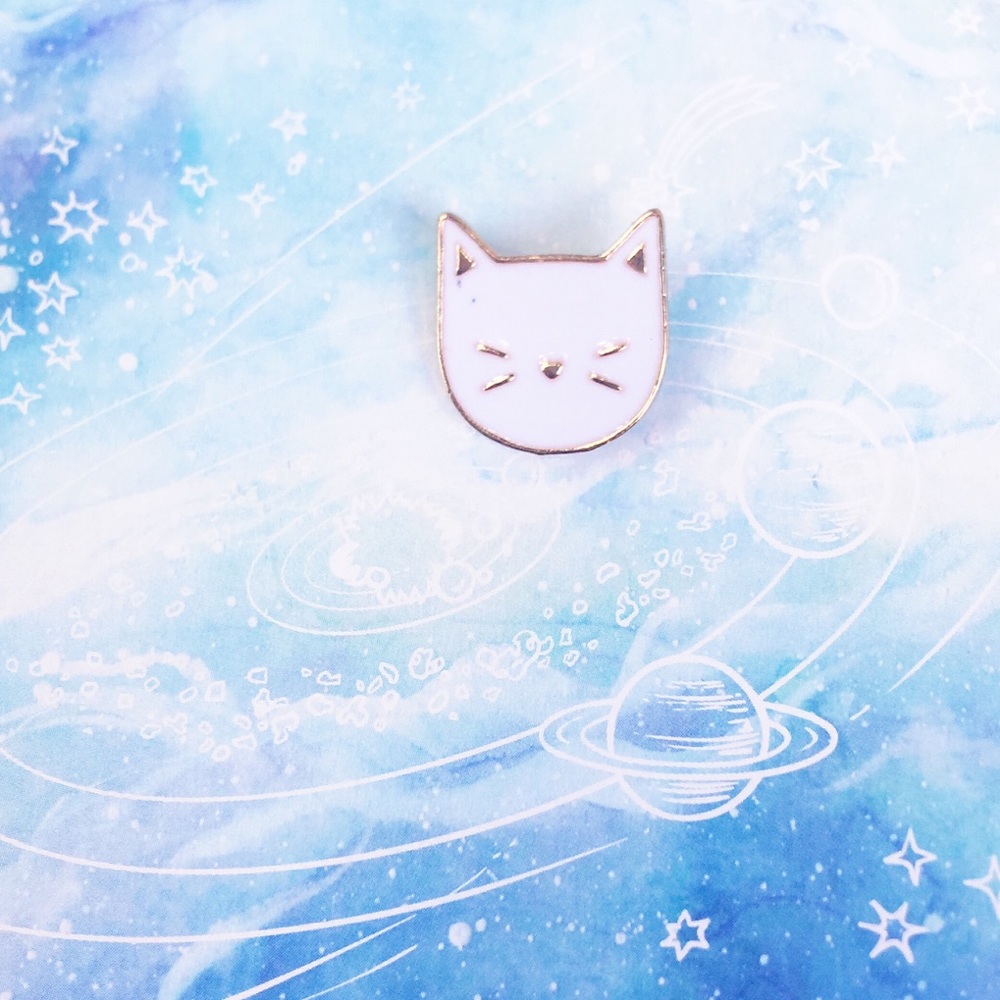 ✨ White Cat enamel pin ✨